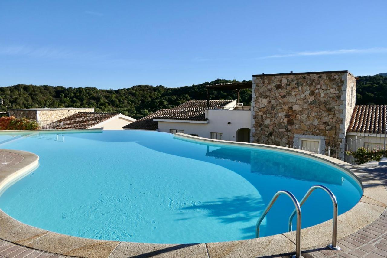 Residence Con Piscina A 4 Km Da Baja Sardinia Cala Bitta Exteriör bild
