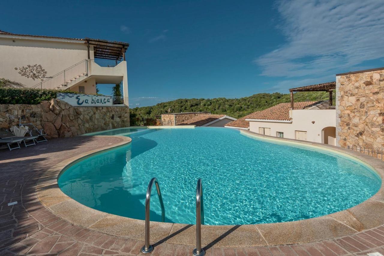 Residence Con Piscina A 4 Km Da Baja Sardinia Cala Bitta Exteriör bild